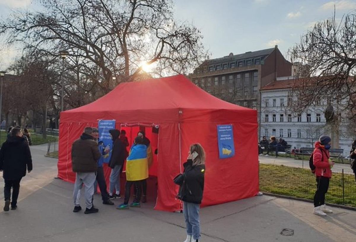 У Празі встановили інформаційні кіоски для біженців: волонтери надають комплексні послуги - Закордон У Празі встановили інформаційні кіоски для біженців: волонтери надають комплексні послуги - Закордон