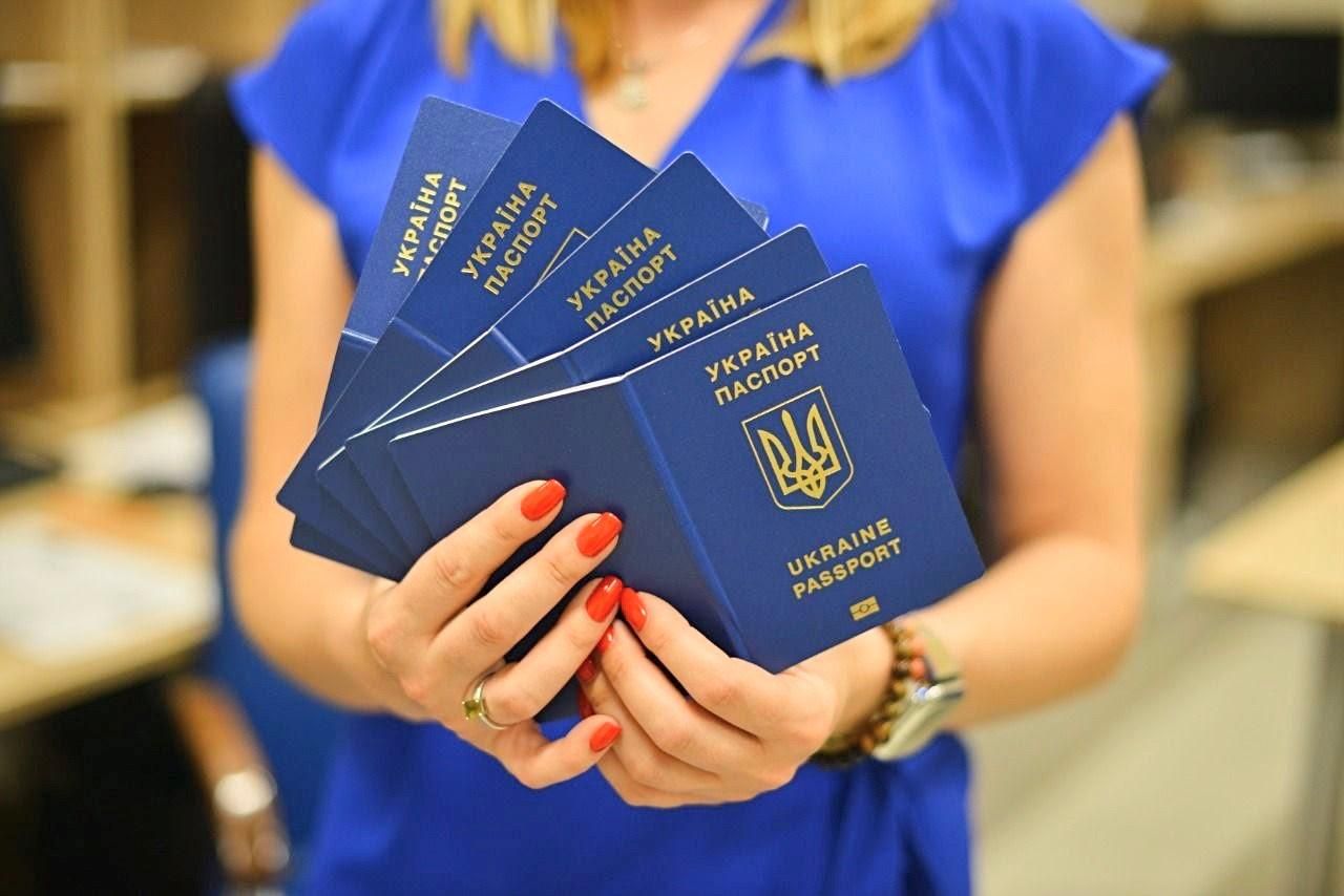 Термін дії закордонних паспортів України дозволили продовжити на тлі війни - Закордон