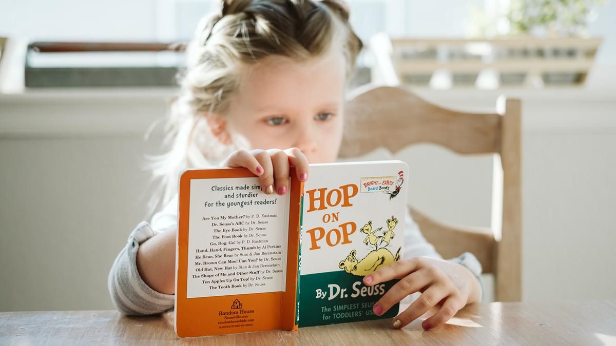 У Празі запрацювала телефонна лінія з питань навчання дітей біженців - Закордон У Празі запрацювала телефонна лінія з питань навчання дітей біженців - Закордон