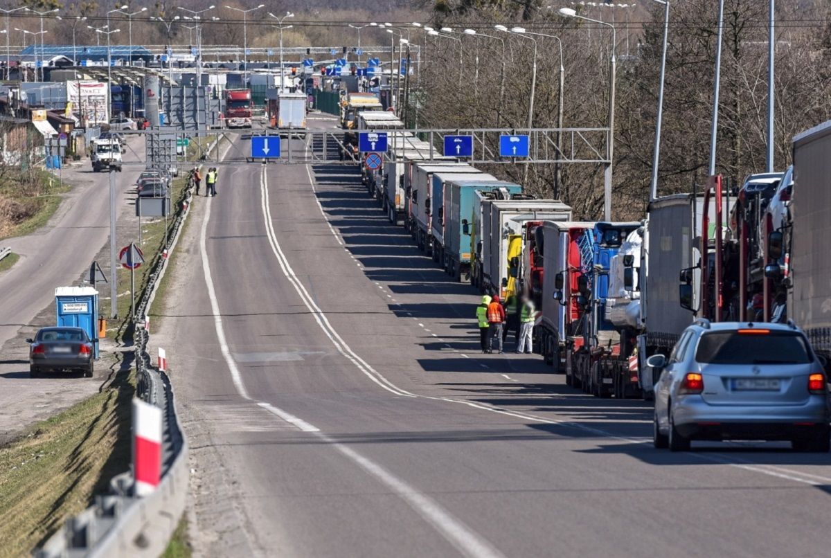 Водители в возрасте от 18 до 60 лет могут пересекать границу по упрощенному порядку - Закордон