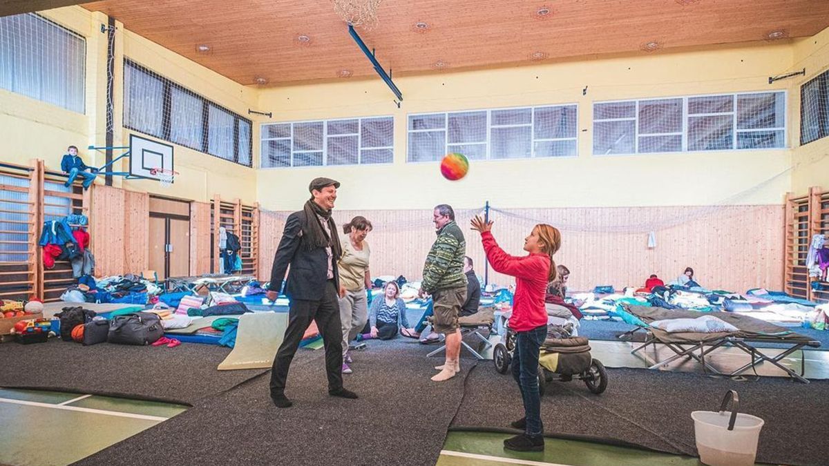 Як розміщують біженців з України у празьких школах: міський голова показав умови на фото - Закордон