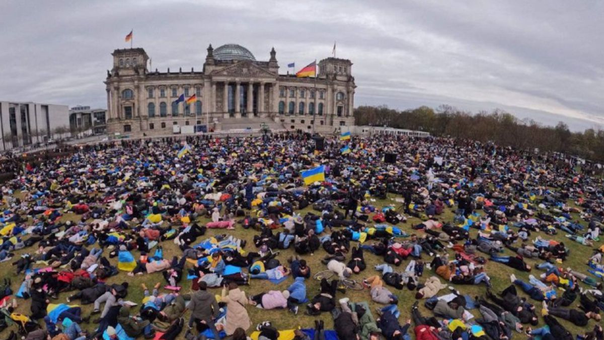 Европейские столицы почтили память об убитых в Буче: как прошли перформансы - Закордон Европейские столицы почтили память об убитых в Буче: как прошли перформансы - Закордон