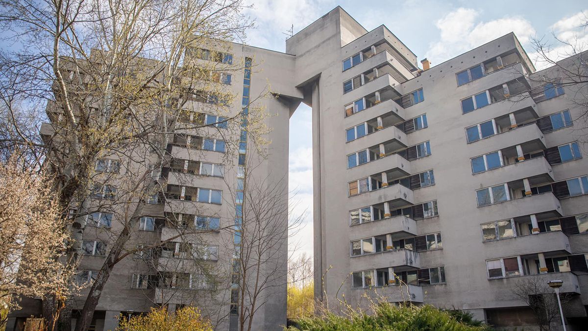 Мэр Варшавы показал, как выглядит российская многоэтажка, где поселят беженцев из Украины - Закордон