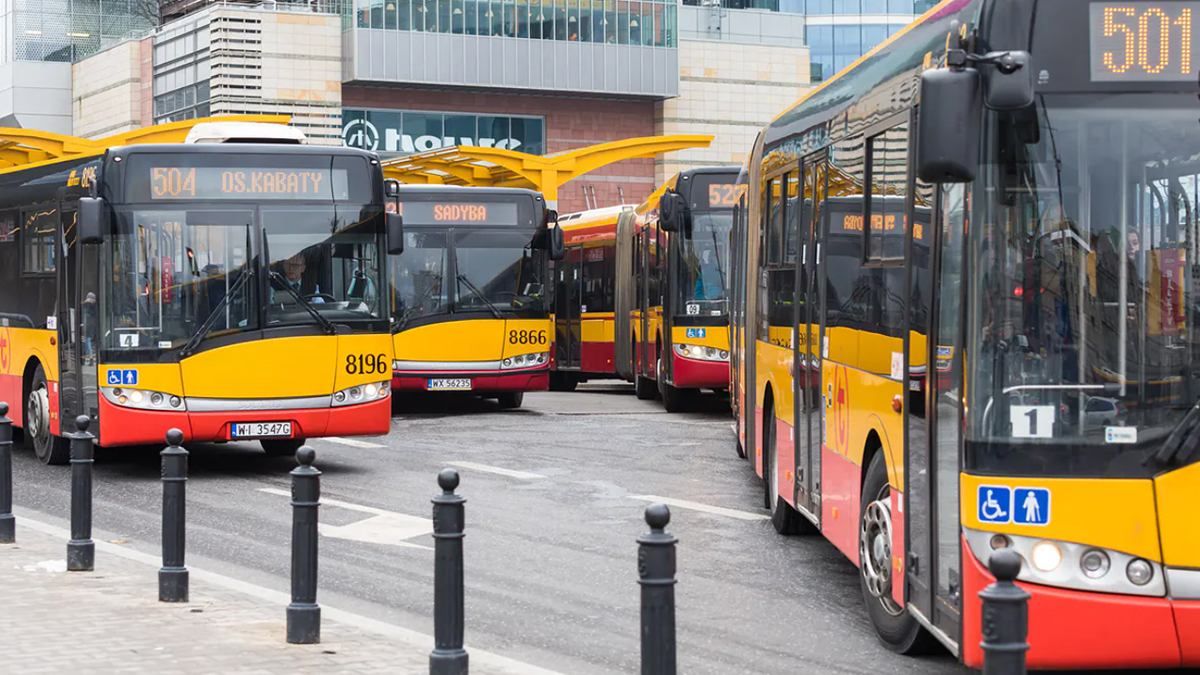 В Варшаве изменили условия бесплатного проезда в общественном транспорте для украинцев - Закордон В Варшаве изменили условия бесплатного проезда в общественном транспорте для украинцев - Закордон