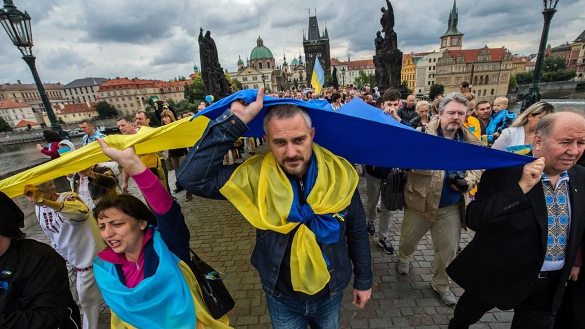 Сколько процентов чехов и дальше одобряют помощь беженцам из Украины - Закордон