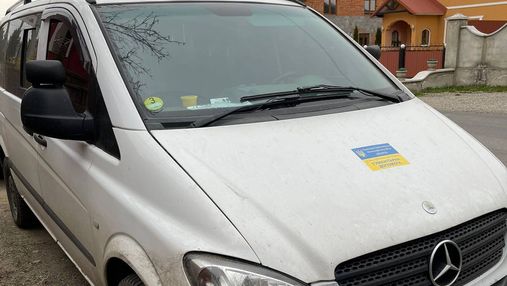 Лепил наклейки "капеллан" и "гумпомощь": мужчина из Мариуполя перевозил призывников за границу