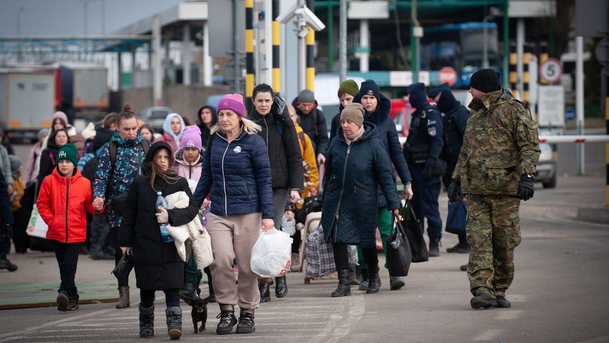 Польща продовжила терміни виплати допомоги за підтримку біженців з України - 25 апреля 2022 - Закордон