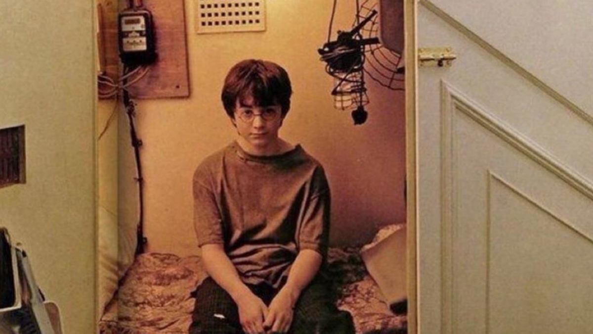 "Кімната Гаррі Поттера під сходами": у Варшаві здають крихітну квартиру на 7 квадратних метрів - Закордон