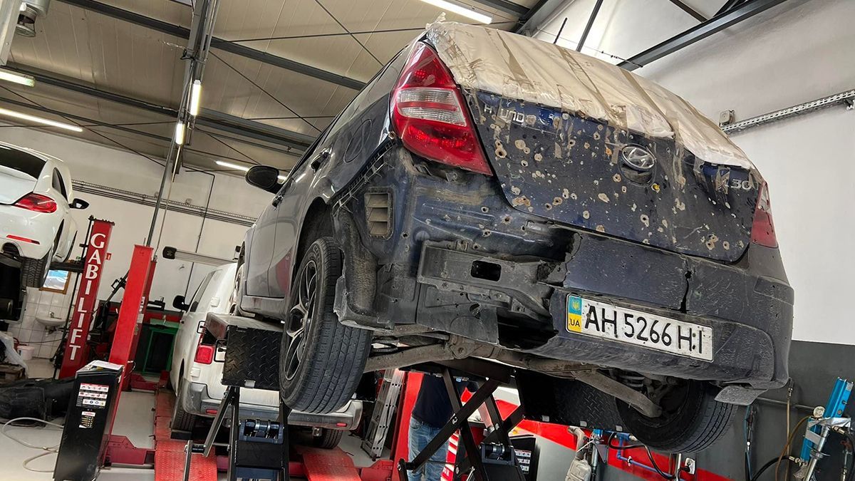 Польські майстри безкоштовно відремонтують обстріляну машину маріупольця - Закордон Польські майстри безкоштовно відремонтують обстріляну машину маріупольця - Закордон