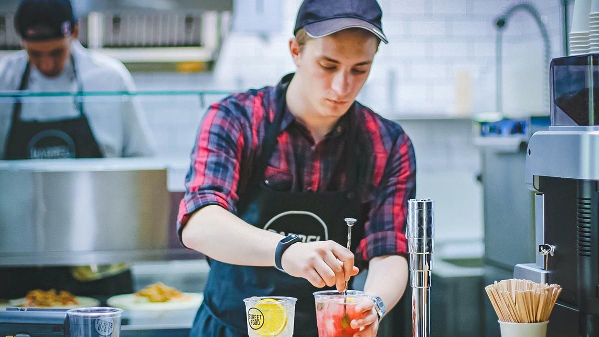 На какую работу берут украинских беженцев в Польше и сколько можно заработать без знания языка - Закордон На какую работу берут украинских беженцев в Польше и сколько можно заработать без знания языка - Закордон