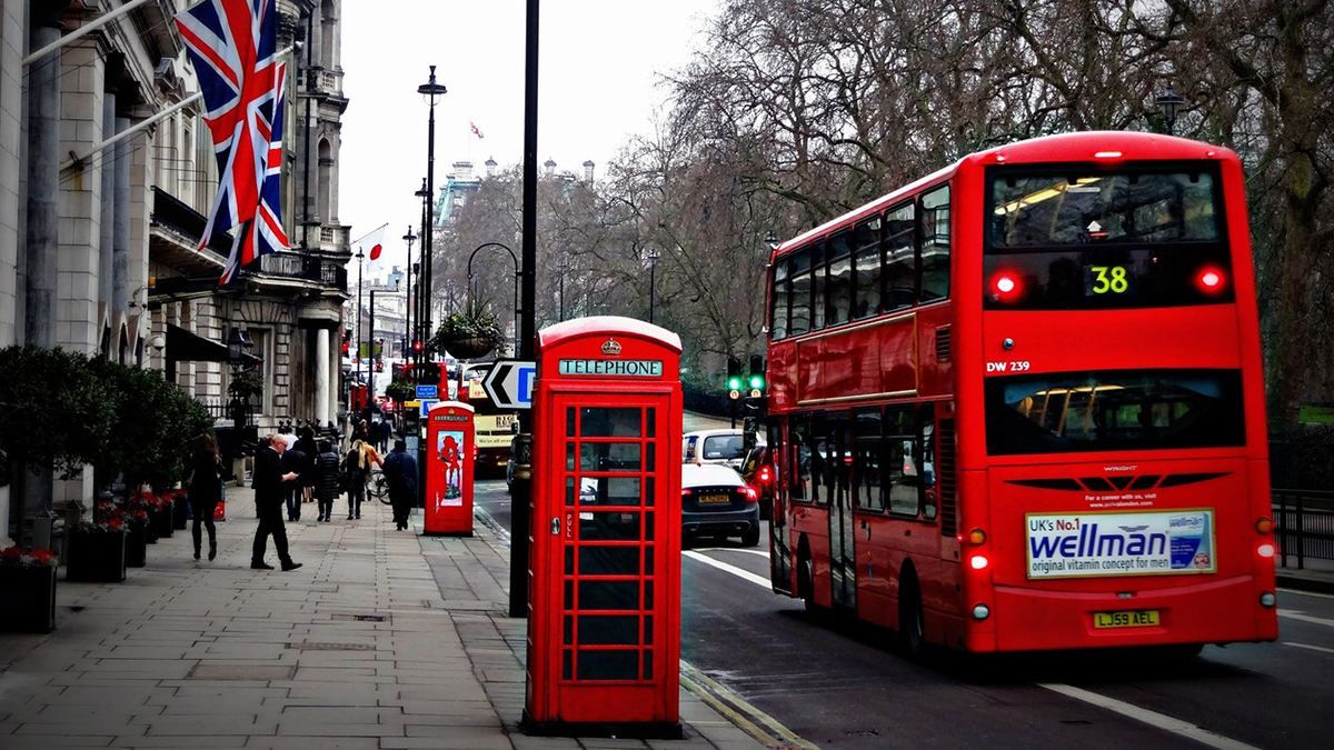 В Праге открыли агентство, которое помогает украинским беженцам устроиться в Великой Британии - Закордон В Праге открыли агентство, которое помогает украинским беженцам устроиться в Великой Британии - Закордон