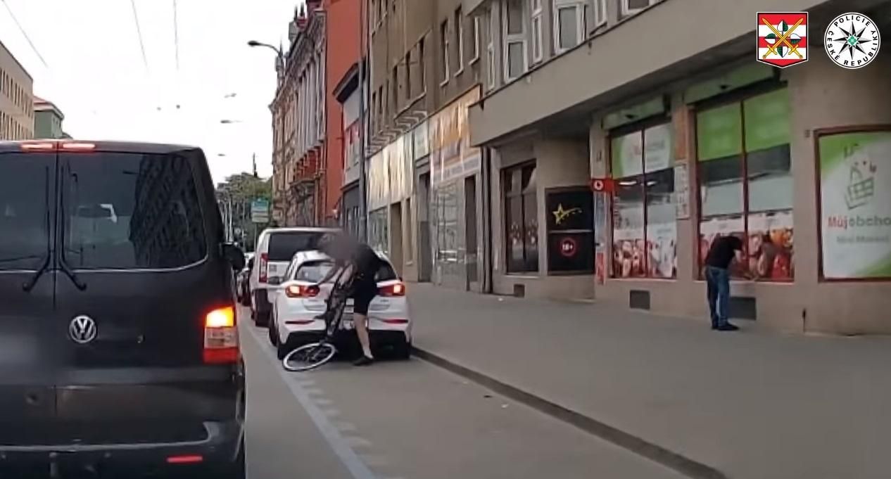 Чеська поліція показала в мережі епічний момент аварії з горе-велосипедистом  дивіться відео - Закордон