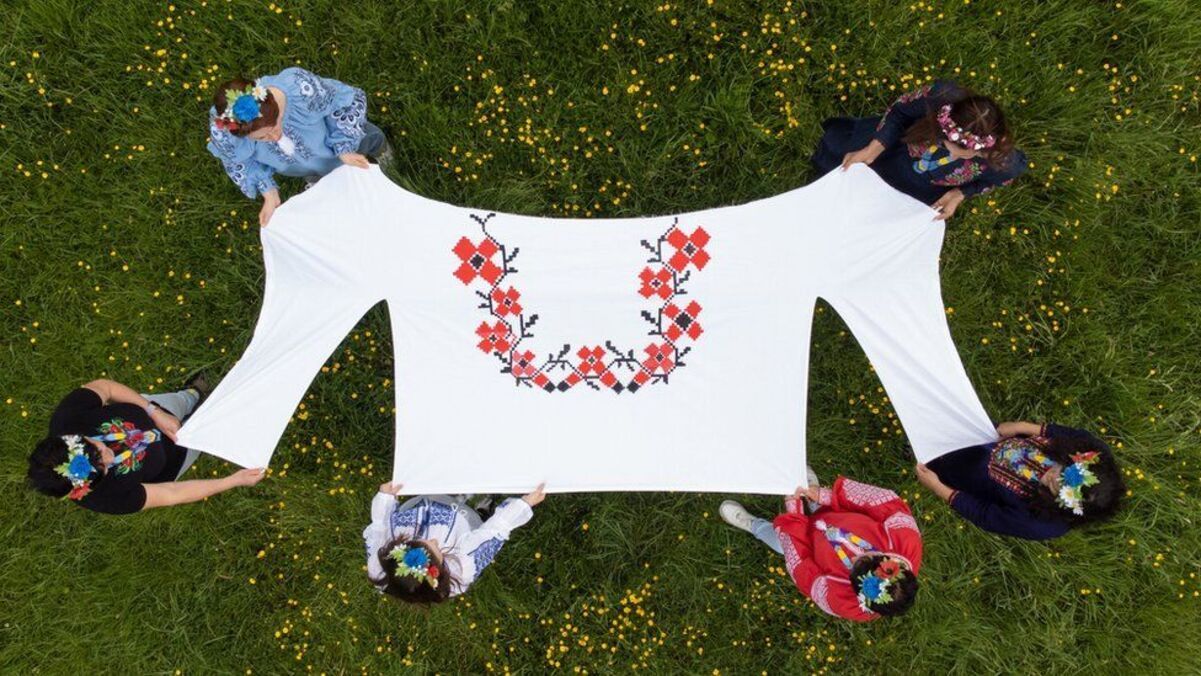 Українська біженка в Кембриджі виготовила гігантську вишиванку  приголомшливі фото - Закордон