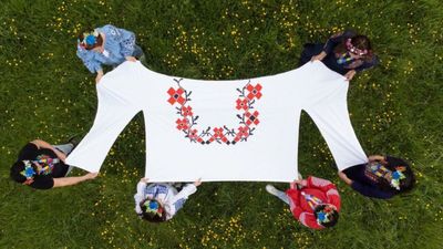 Украинская беженка в Кембридже изготовила гигантскую вышиванку: потрясающие фото