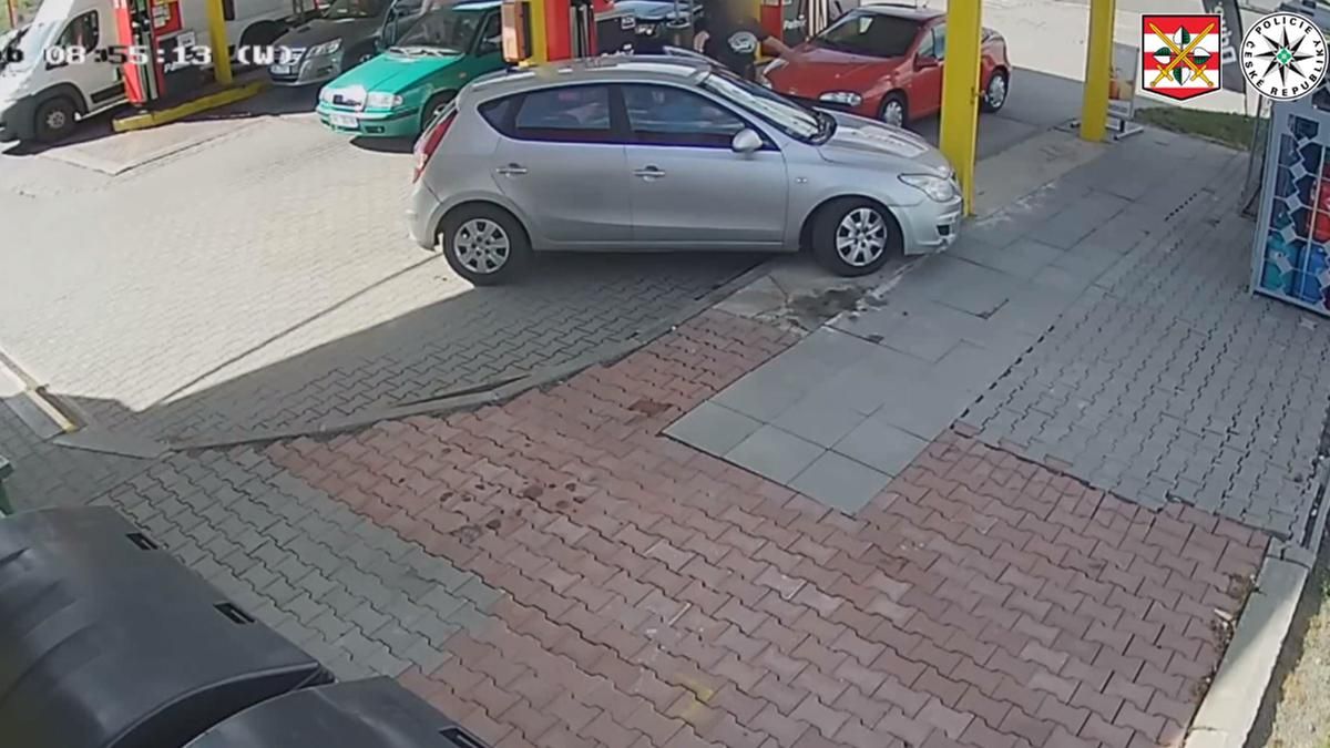 Горе-водій напідпитку влаштував епічну аварію на АЗС в Чехії  відео з камери спостереження - Закордон