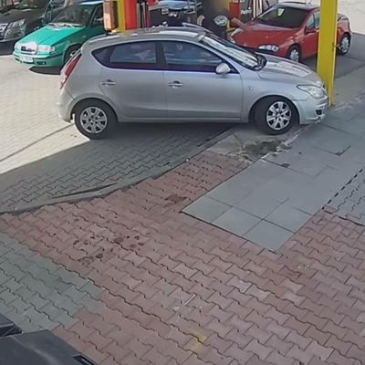 Пьяный водитель устроил эпическую аварию на АЗС в Чехии: видео с камеры наблюдения