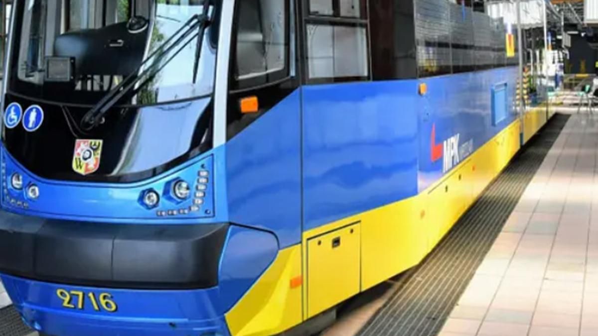 Во Вроцлаве запустили трамвай в цветах флага Украины - Закордон