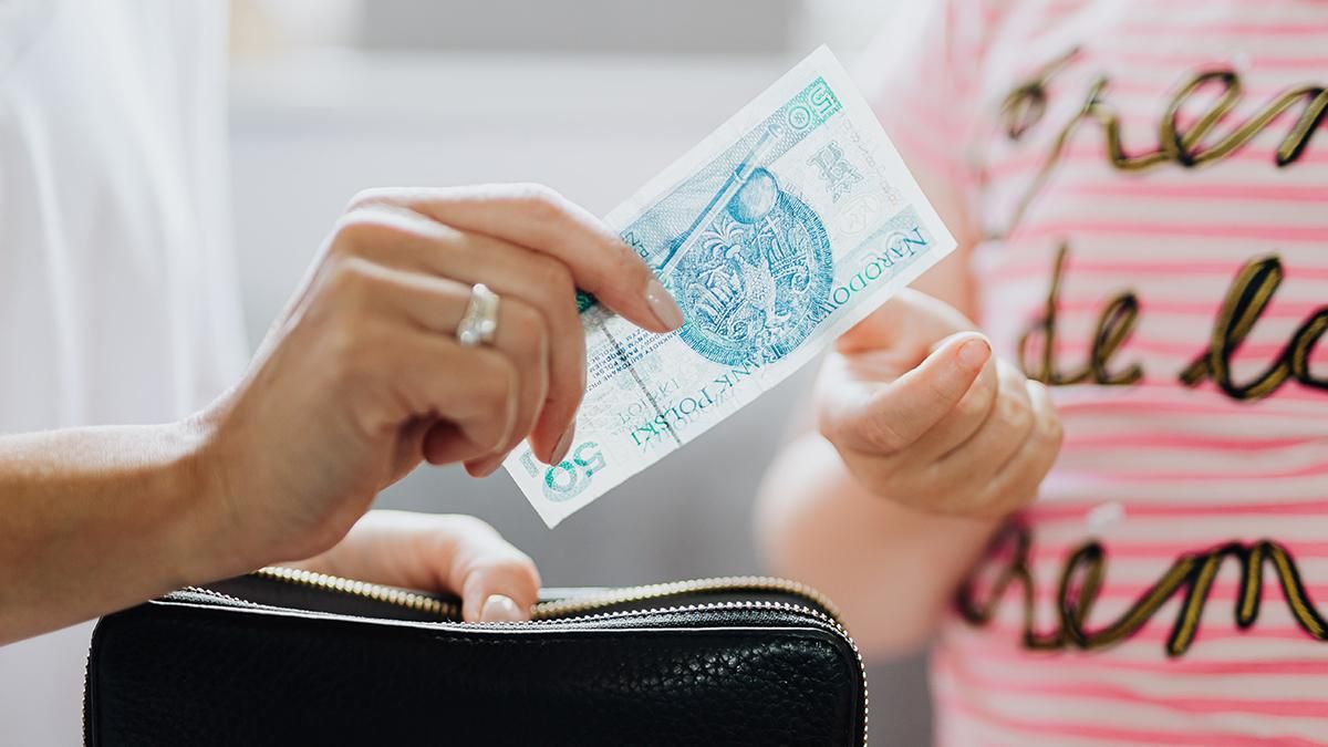 Скільки заробляє продавець та який дохід у пілота рівень варшавських зарплат у різних сферах - Закордон Скільки заробляє продавець та який дохід у пілота рівень варшавських зарплат у різних сферах - Закордон