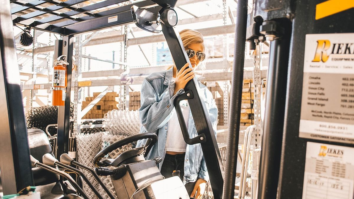 Украинки овладевают специальными профессиями в Польше, на которых в основном работают мужчины - Закордон Украинки овладевают специальными профессиями в Польше, на которых в основном работают мужчины - Закордон