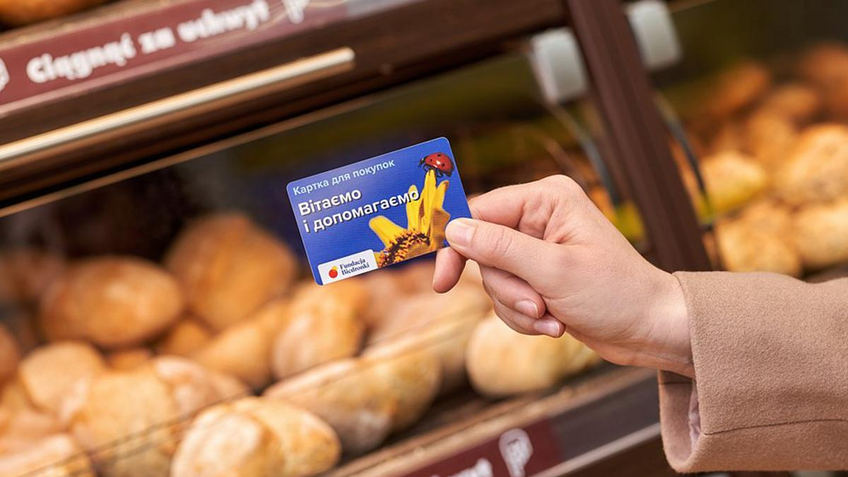 Biedronka роздає спеціальні картки, які дозволяють українським біженцям не платити за покупки - Закордон