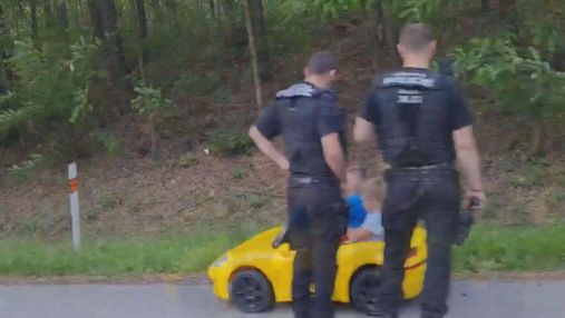 Полиция Чехии остановила на трассе детский электромобиль: эпическое видео