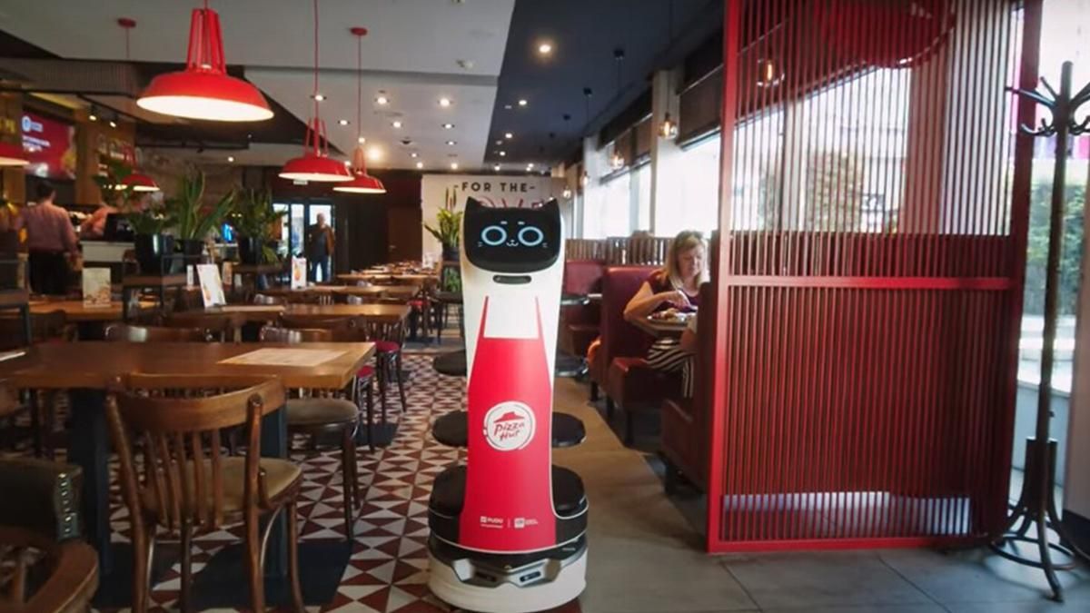 В одной из пиццерий Варшавы появились роботы-официанты - Закордон