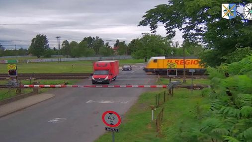 Коли не вдалося проскочити: у чеському містечку шлагбауми заблокували вантажівку на переїзді
