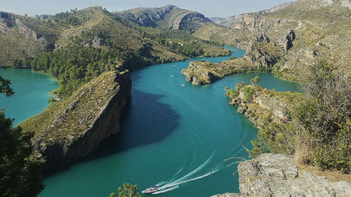 Пляж с кристально чистой водой идеальная локация возле Мадрида для загородного отдыха - Закордон Пляж с кристально чистой водой идеальная локация возле Мадрида для загородного отдыха - Закордон