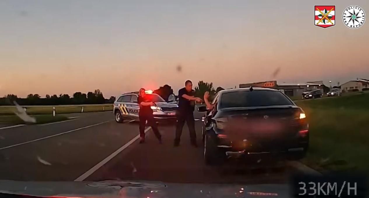 Дрифтер влаштував погоню на шаленій швидкості чеським шосе дивіться відео - Закордон Дрифтер влаштував погоню на шаленій швидкості чеським шосе дивіться відео - Закордон