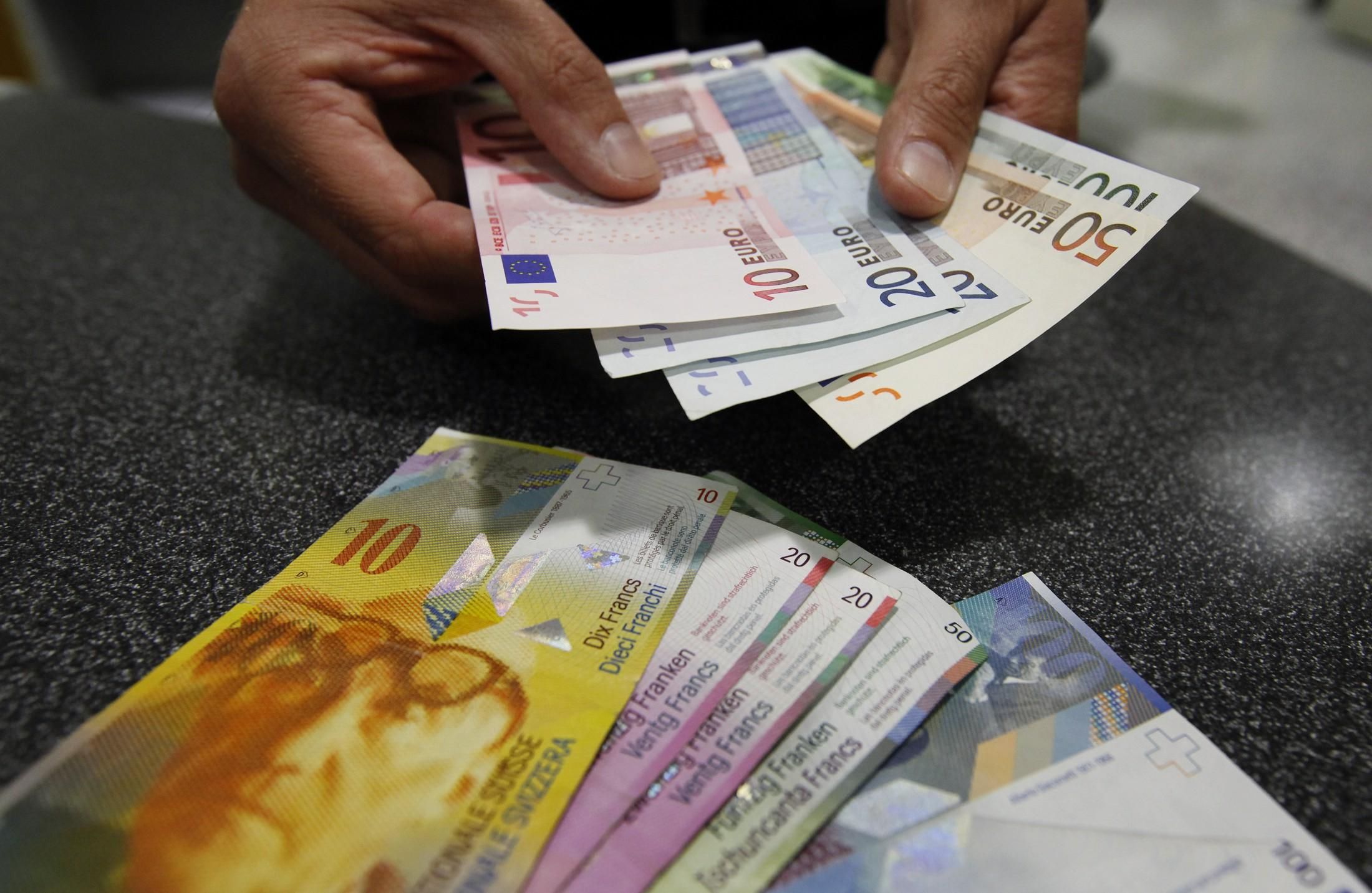 У Швейцарії дозволили українцям обмінювати готівкову гривню на франки - Закордон