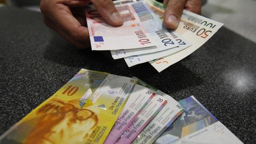 В Швейцарии разрешили украинцам обменивать наличную гривну на франки