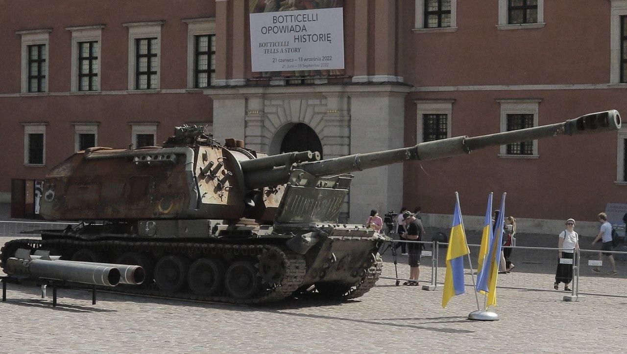 Впервые за границей  в Варшаве стартовала выставка российской техники, которую разбили ВСУ - Закордон