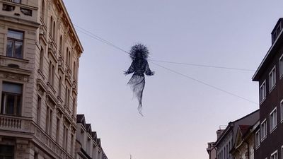 Над улицами Праги витает скульптура, посвященная украинским матерям