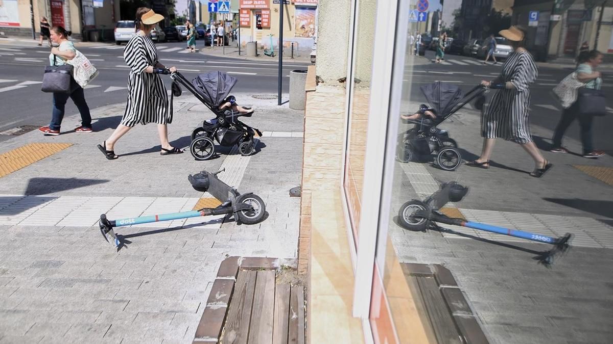 У Варшаві з'являться спеціальні парковки для електросамокатів У Варшаві з'являться спеціальні парковки для електросамокатів