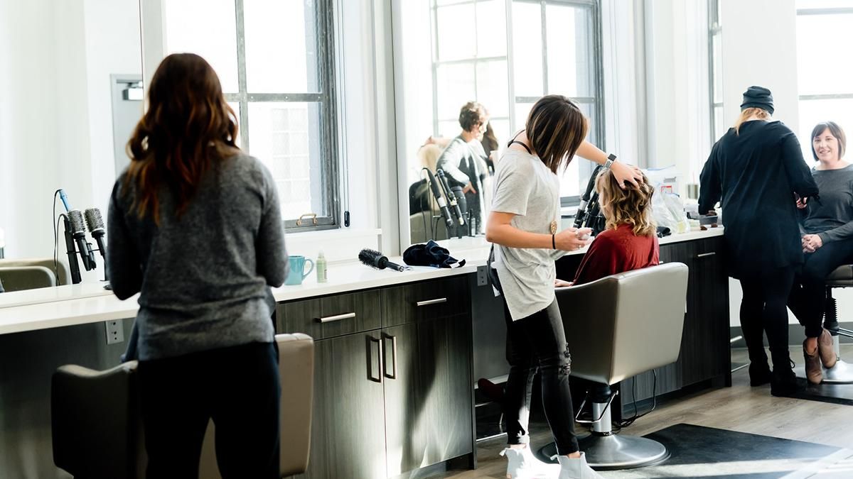 Де записатися чоловікам та жінкам на безкоштовні стрижки в Варшаві Де записатися чоловікам та жінкам на безкоштовні стрижки в Варшаві