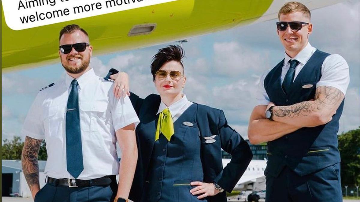 Латвійська авіакомпанія дозволила персоналу тату, пірсинг та нестандартні зачіски