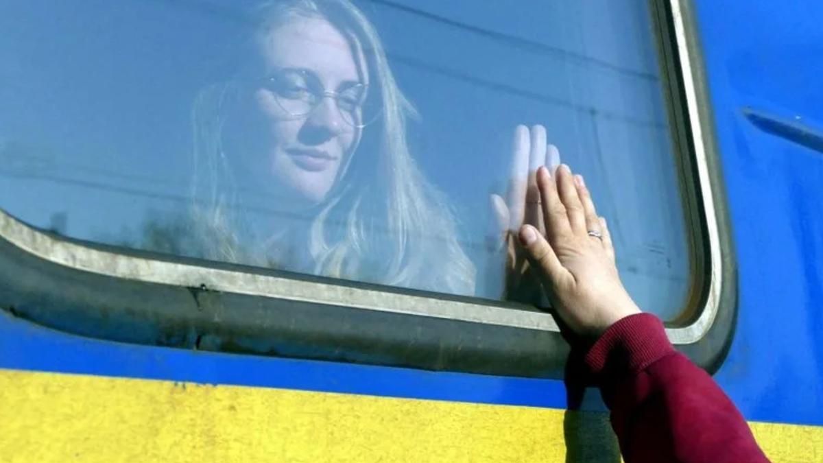 Скільки людей виїхало з України після 24 лютого