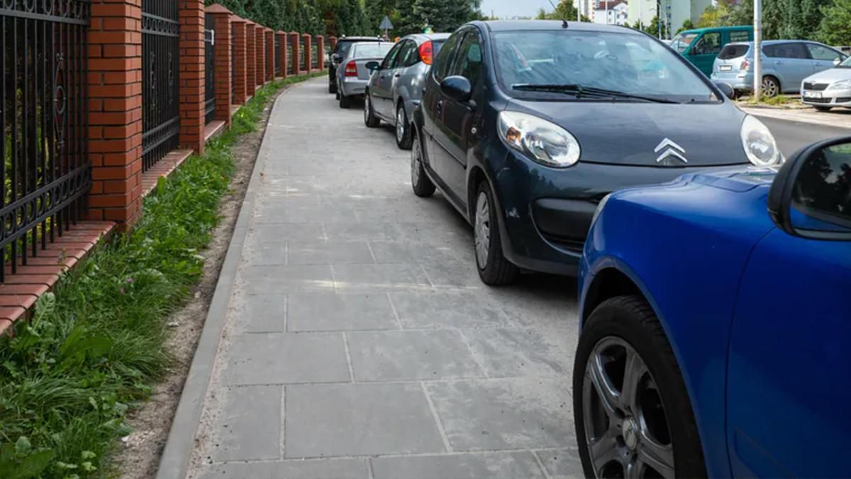 З вересня у Польщі не можна буде паркуватись на тротуарах