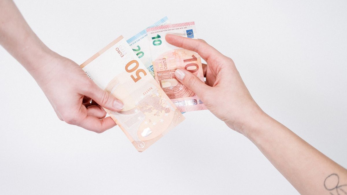 У Латвії мінятимуть готівкову гривню на євро