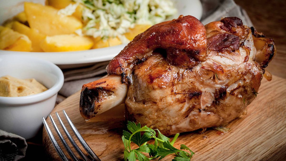 Печено вепрево. Вепрево колено чехия. Вепрево колено чехия. Свиная рулька вепрево колено. Свиная рулька в праге.