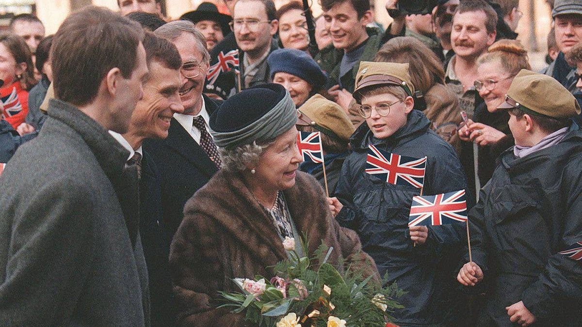 Елизавета II за всю историю правления только раз посетила Польшу  снимки визита в 1996 году - Закордон