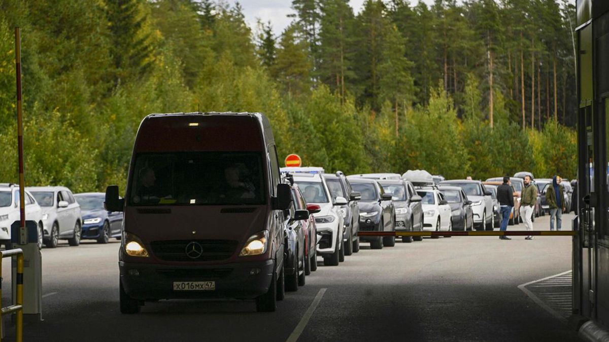Поляків запитали, чи хочуть вони приймати росіян, які тікають від мобілізації Поляків запитали, чи хочуть вони приймати росіян, які тікають від мобілізації
