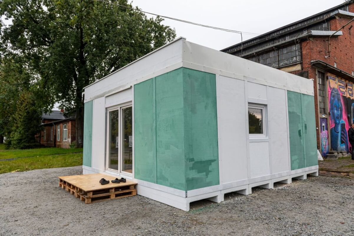 У Польщі показали прототип модульного будиночка для українських біженців