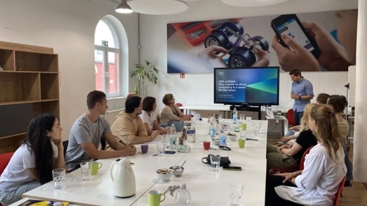 Amazon запустил курсы для украинцев в Польше Amazon запустил курсы для украинцев в Польше