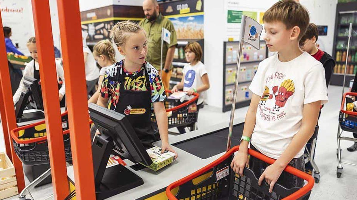 Biedronka открыла в Варшаве первый магазин, предназначенный только для детей Biedronka открыла в Варшаве первый магазин, предназначенный только для детей