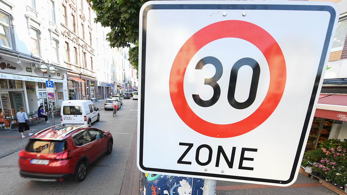 Почти на всех улицах Варшавы будет действовать ограничение скорости в 30 километров в час - Закордон
