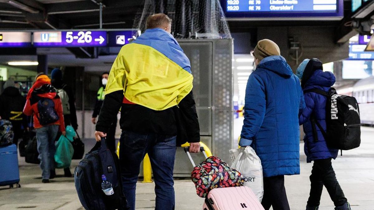 Скільки українців перебуватиме за кордоном на кінець 2022 року Скільки українців перебуватиме за кордоном на кінець 2022 року