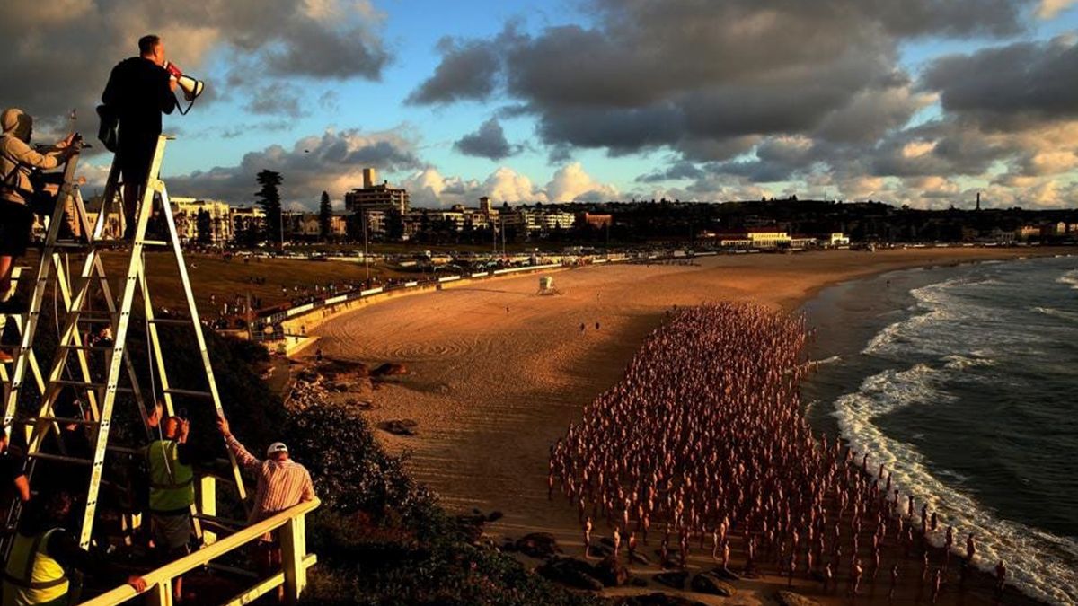Тисячі австралійців позували оголеними у груповій фотосесії