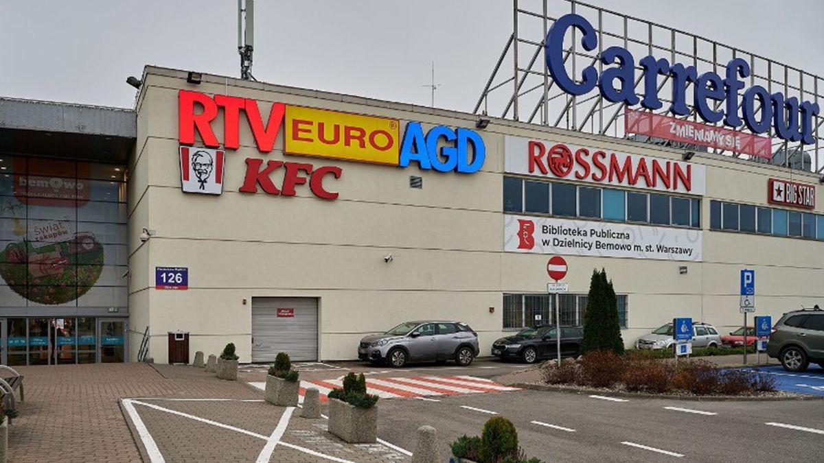 В Варшаве открыли модернизированный Carrefour