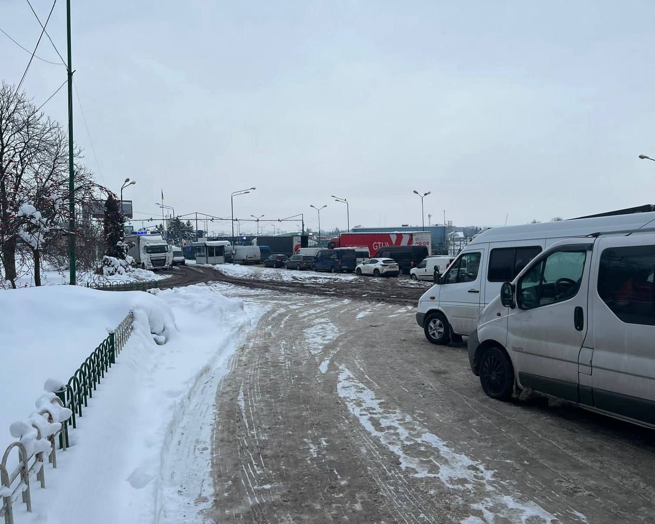 Через снігопад погіршилась ситуація на пунктах пропуску Через снігопад погіршилась ситуація на пунктах пропуску